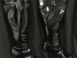 une paire de bottes noires posée sur un tissu noir