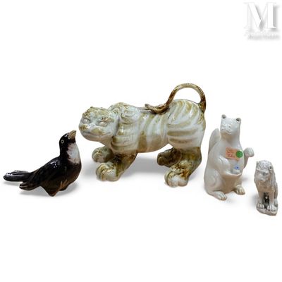 Réunion de quatre objets en céramique japonais et divers.