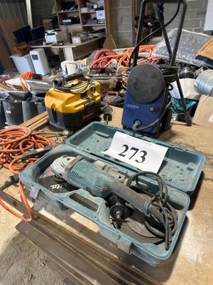 une boîte à outils posée sur une table, avec une étiquette de prix dessus