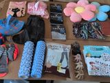 un grand nombre d'objets posés sur une table