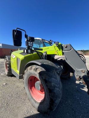 l'arrière d'un tracteur vert garé sur un parking