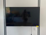 une télévision à écran plat fixée au mur dans le salon