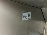 une photo d'un panneau accroché au mur d'un immeuble