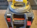 une petite machine posée sur une boîte