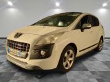 la petite voiture blanche est garée dans une pièce au sol à carreaux