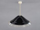 un gros plan d'une lampe noire et blanche suspendue à une chaîne