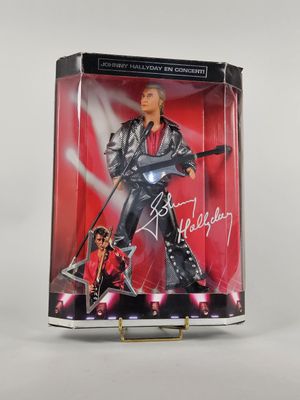 un gros plan sur une figurine représentant un homme avec une guitare
