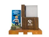 une boîte en bois sur laquelle figure l'image d'un homme tenant un marteau