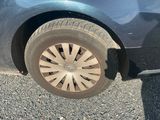 une voiture qui a un pneu crevé sur la route