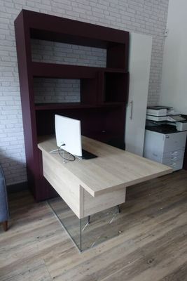 un bureau sur lequel est posé un ordinateur portable dans une pièce