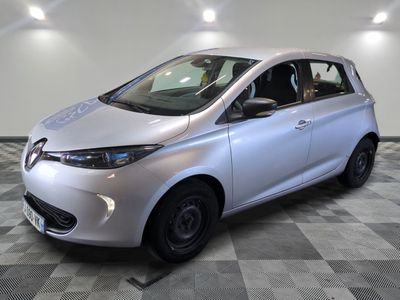 une photo d'une voiture argentée dans un showroom