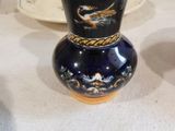 deux vases posés sur une table