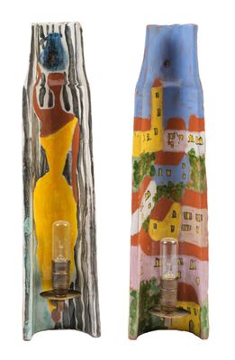 deux vases ornés de motifs différents sur fond blanc