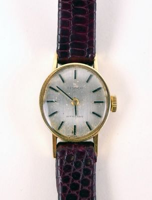 un gros plan d'une montre-bracelet avec un bracelet violet