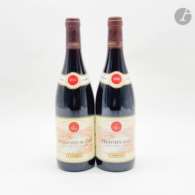 deux bouteilles de vin rouge posées l'une à côté de l'autre sur une surface blanche