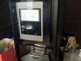 une machine à café posée sur un comptoir dans une cuisine