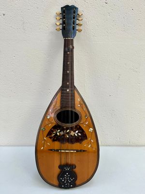 une image représentant une mandoline posée sur une table