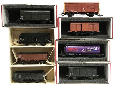 cinq wagons différents présentés dans une vitrine