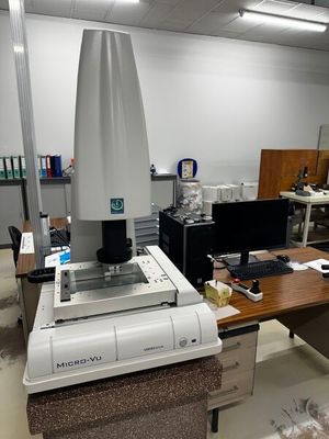 une machine posée sur un bureau dans une pièce