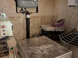 une photo d'une cuisine avec un mixeur et une balance