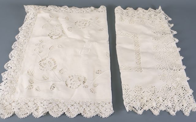 Deux chemins de table brodés et ajourés 