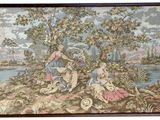 une tapisserie accrochée au mur d'une pièce