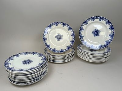 six assiettes en porcelaine bleues et blanches ornées de fleurs bleues