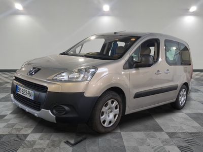 la photo d'une petite camionnette argentée garée dans une pièce