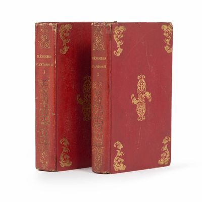 deux livres rouges posés l'un à côté de l'autre sur une surface blanche
