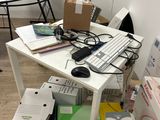 un bureau sur lequel se trouvent un clavier, une souris et d'autres objets