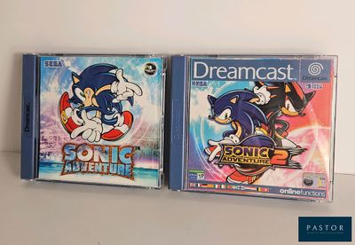 deux CD posés sur une étagère