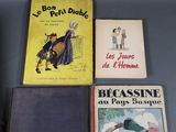 trois livres sont posés sur une table les uns à côté des autres