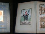 un livre ouvert posé sur une table, à côté d'un livre sur lequel figurent des photos de personnes