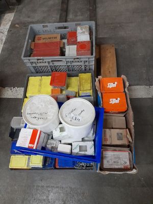 Lot de visserie et quincaillerie diverses (vendu en l'état) - Photo 1