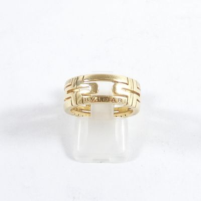gros plan d'une bague en or sur une surface blanche