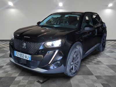 une photo d'un SUV noir garé dans un showroom