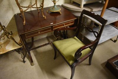 une petite table sur laquelle se trouvent une chaise et une lampe