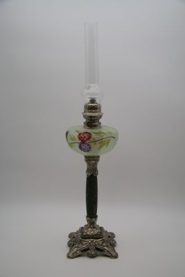 une lampe en verre posée sur une table