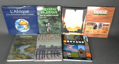 plusieurs livres sont posés sur une table les uns à côté des autres