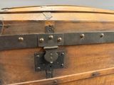 une malle en bois munie d'un loquet métallique