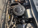 un petit moteur dans le coffre d'une voiture