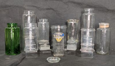 un grand nombre de bouteilles en verre posées sur une table