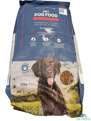 croquettes pour chien d'où sort la langue d'un chien