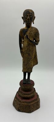 statue en bronze d'une femme tenant un bébé dans ses bras