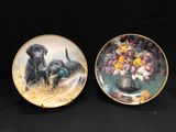 deux assiettes ornées de chiens et de fleurs sur fond noir