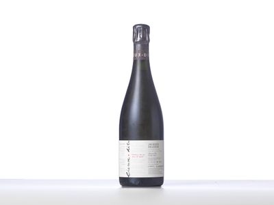 gros plan d'une bouteille de vin sur une table