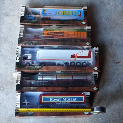 une pile de camions miniatures empilés les uns sur les autres