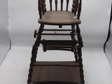 un fauteuil à bascule en bois exposé dans un atelier