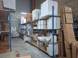de nombreux cartons et boîtes sur les étagères de l'entrepôt