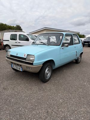 une petite voiture bleue garée dans un parking